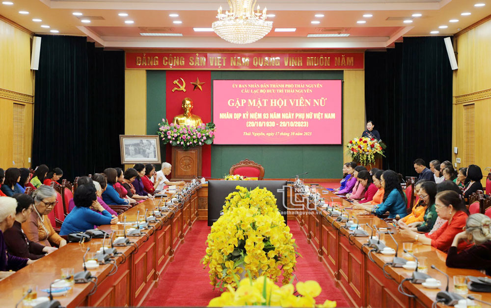 Đồng chí Bí thư Tỉnh ủy gặp mặt hội viên nữ Câu lạc bộ Hưu trí Thái Nguyên