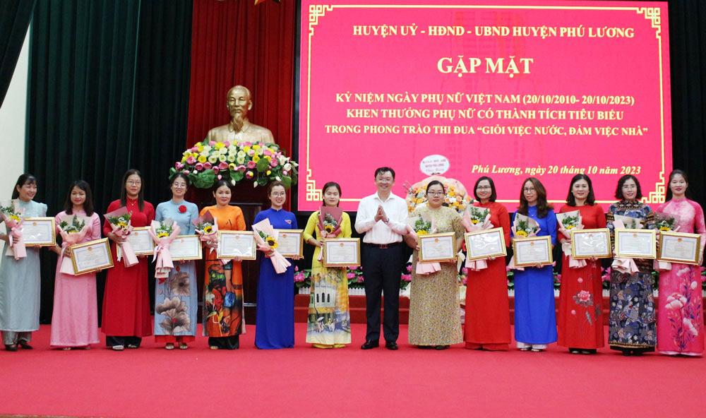 Phú Lương: Khen thưởng 43 cán bộ nữ tiêu biểu