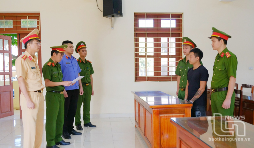 Lái xe chống người thi hành công vụ đối diện mức án 6 tháng đến 3 năm tù giam