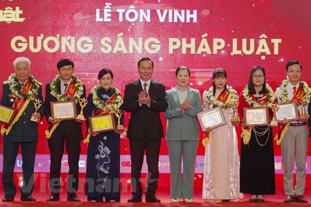 Tôn vinh 50 gương sáng lan tỏa mạnh mẽ tinh thần thượng tôn pháp luật