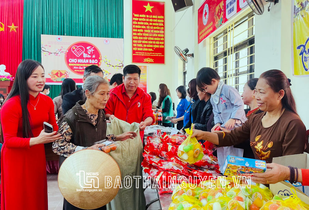 Ấm lòng người nghèo “vùng khó” khi Tết đến