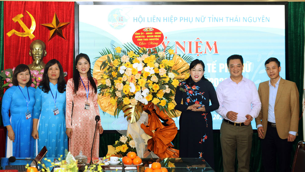 Đồng chí Bí thư Tỉnh ủy chúc mừng Hội LHPN tỉnh nhân Ngày Quốc tế Phụ nữ