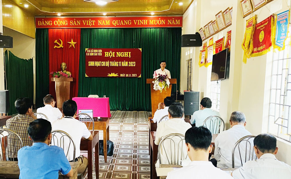 Đồng chí Trưởng Ban Tổ chức Tỉnh ủy dự sinh hoạt chi bộ tại TP. Sông Công