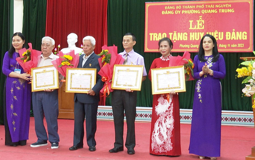 Trên 4.200 đảng viên được trao tặng, truy tặng Huy hiệu Đảng