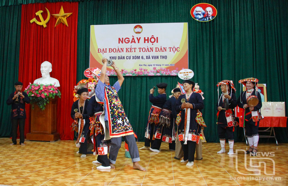 Đồng chí Trưởng Ban Tuyên giáo Tỉnh ủy dự Ngày hội Đại đoàn kết tại xã Vạn Thọ