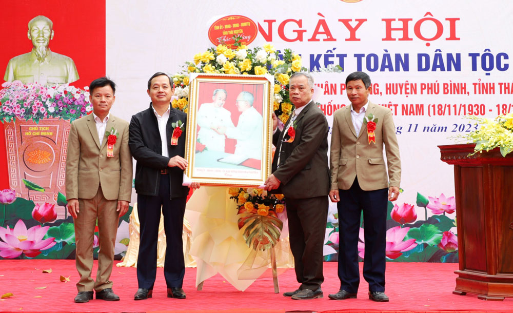 Đồng chí Phó Bí thư Thường trực Tỉnh ủy chung vui Ngày hội Đại đoàn kết tại khu dân cư