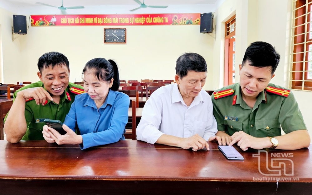 Phú Lương tích cực triển khai cấp tài khoản định danh điện tử mức 2