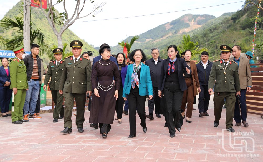 Đồng chí Trương Thị Mai dự Ngày hội Đại đoàn kết tại xóm Mỏ Gà