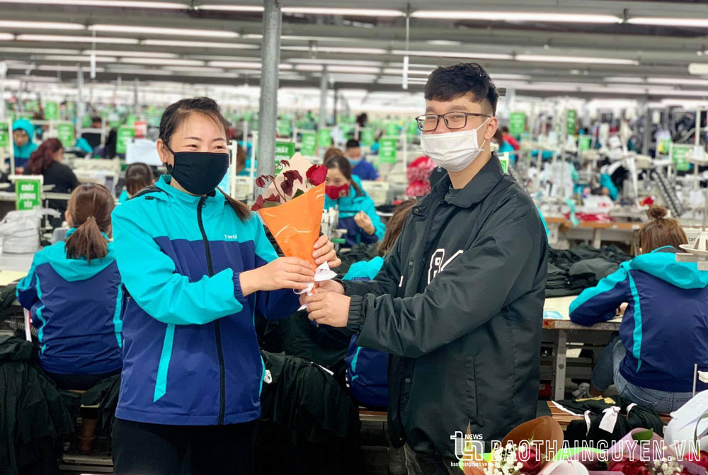 Phát triển đảng viên trong khu công nghiệp: Tạo nguồn không khó