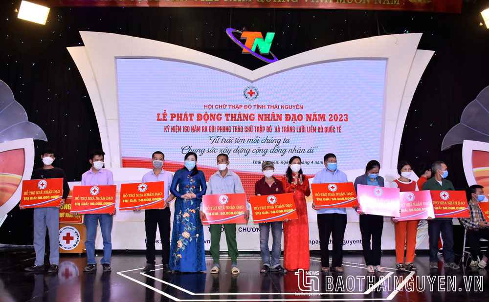 Tiếp nhận 4,4 tỷ đồng tại Lễ phát động Tháng Nhân đạo năm 2023