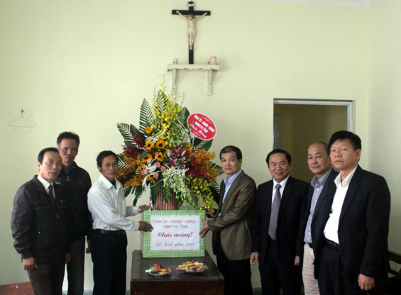 Thăm, tặng quà nhân dịp Lễ Giáng sinh