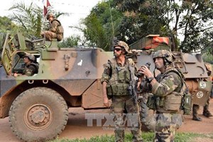 Pháp triển khai xe tăng tại sân bay Bangui ở Trung Phi