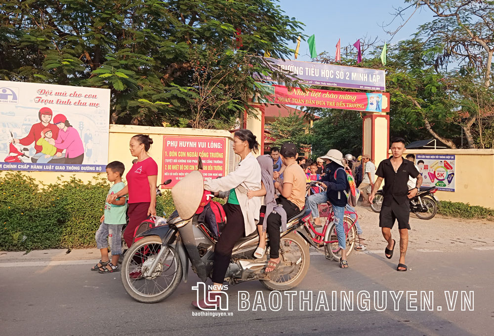 Đội mũ bảo hiểm cho trẻ: Nhiều phụ huynh còn thờ ơ, coi nhẹ