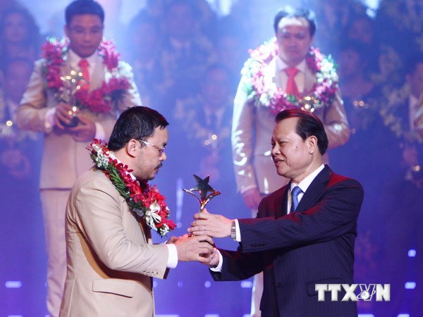 Trao giải thưởng Sao Đỏ cho 10 doanh nhân trẻ xuất sắc
