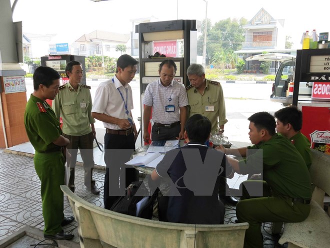 Hà Nội: Bắt khẩn cấp 8 đối tượng gắn chíp để gian lận xăng dầu