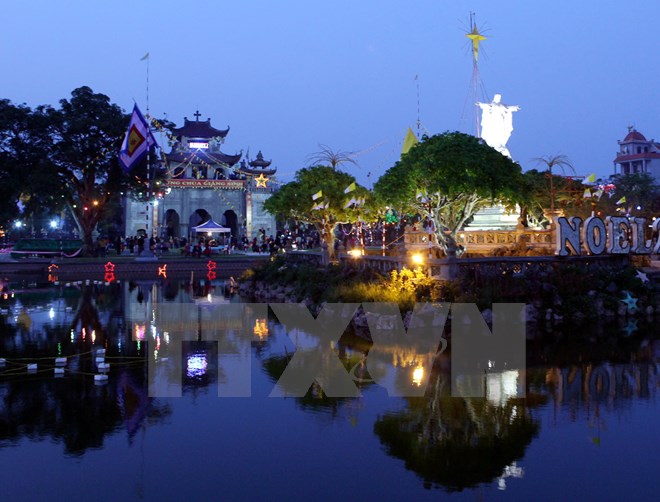 Chính tòa Phát Diệm trang hoàng rực rỡ chuẩn bị đón Giáng sinh