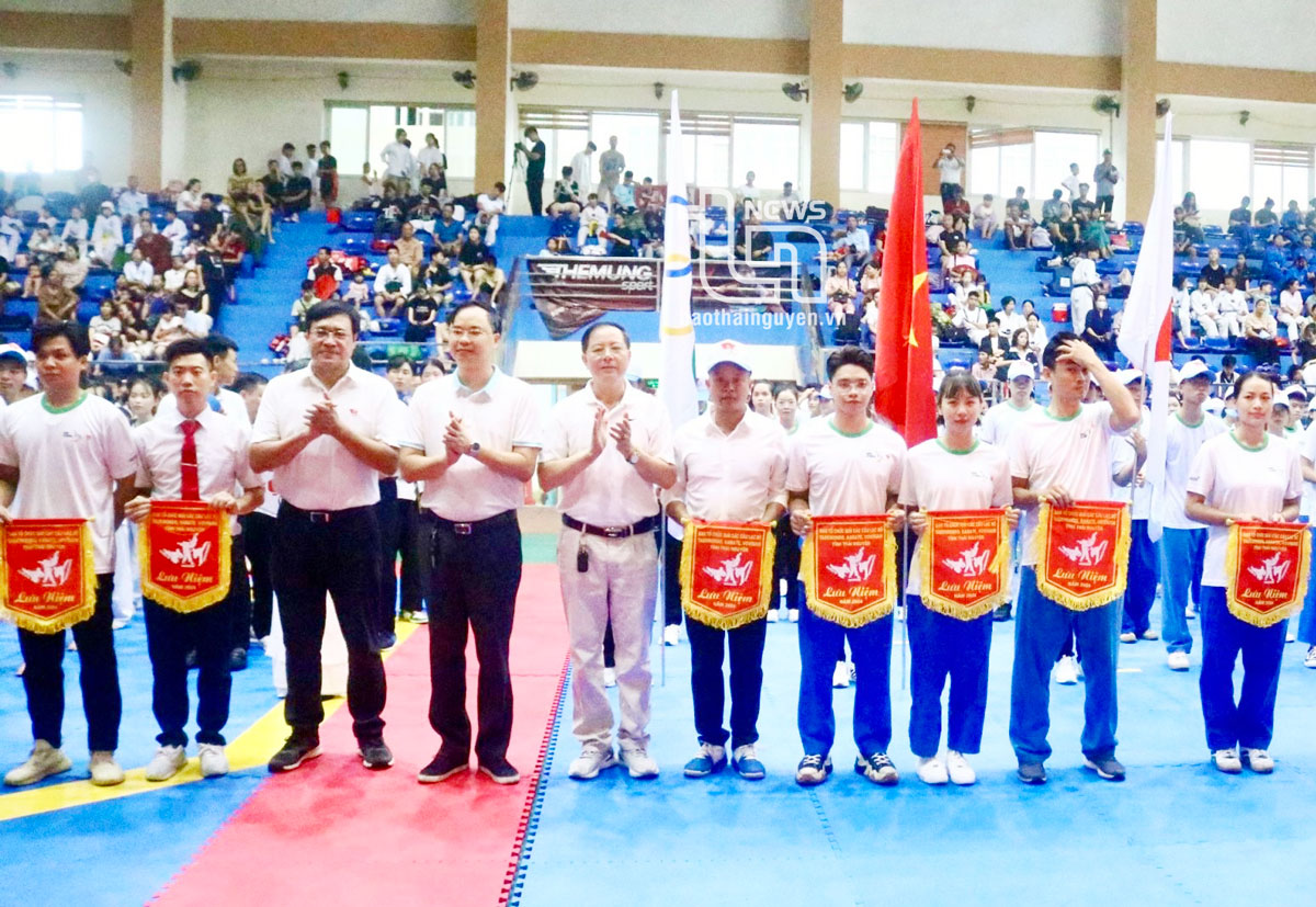 Hơn 600 đoàn viên công đoàn dự Giải bóng chuyền hơi - kéo co