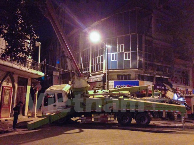 Hà Nội: Xe bê tông bất ngờ đổ nghiêng giữa đêm suýt va vào nhà dân