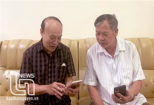 Người cao tuổi nỗ lực “bắt nhịp” công nghệ số