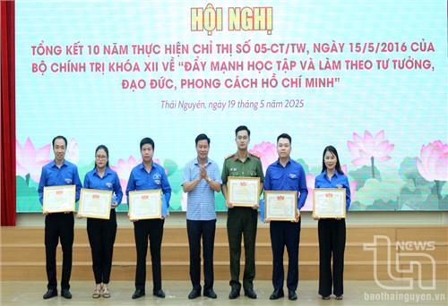 Khen thưởng 13 cá nhân, tập thể tiêu biểu trong học tập và làm theo Bác
