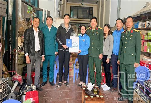 Tòng quân theo tiếng gọi non sông