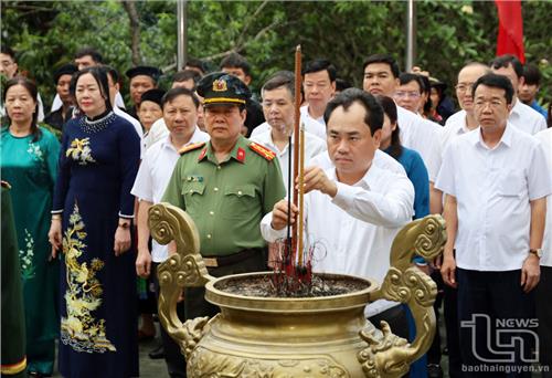 Lãnh đạo tỉnh dâng hương tại ATK Định Hóa