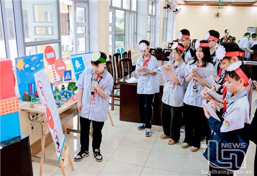 Trường THCS Nguyễn Du: Giáo dục an toàn giao thông từ lớp học