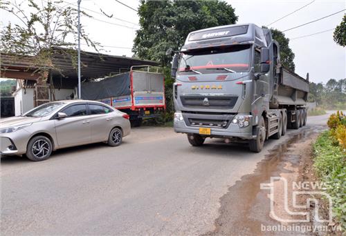 Mất an toàn trên tuyến đường liên xã do xe tải trọng lớn