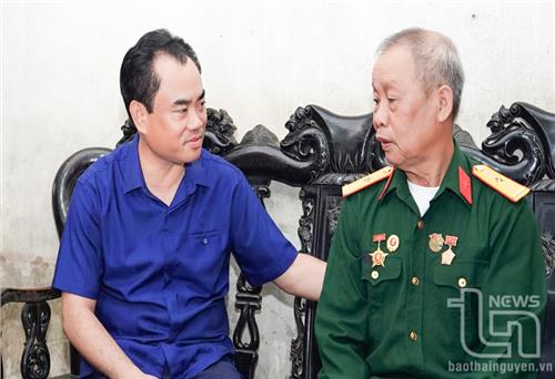 Lãnh đạo tỉnh Thái Nguyên thăm, tặng quà gia đình chính sách