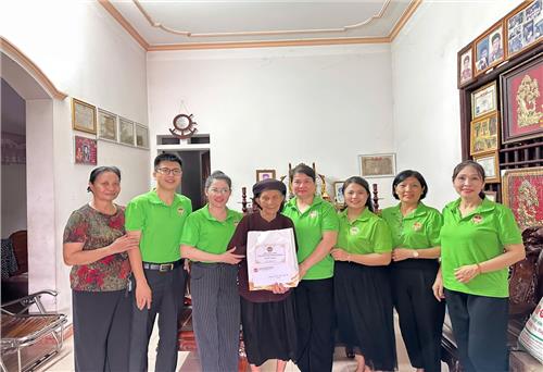 Hội Nông dân phường Phan Đình Phùng tổ chức thăm hỏi, tặng quà 11 gia đình chính sách là hội viên Hội Nông dân phường.