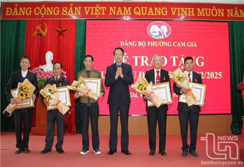 Trên 1.470 đảng viên được trao tặng, truy tặng Huy hiệu Đảng dịp 19-5