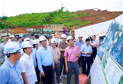 Bộ trưởng Bộ Xây dựng kiểm tra các dự án giao thông trọng điểm trên địa bàn tỉnh Thái Nguyên