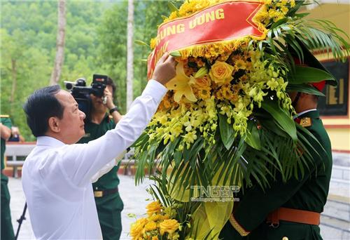 Đoàn công tác Trung ương và tỉnh Thái Nguyên dâng hương tại Di tích lịch sử quốc gia địa điểm thành lập Đội Cứu quốc quân II