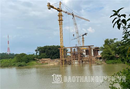 Ở nơi trên có hồ, dưới có sông