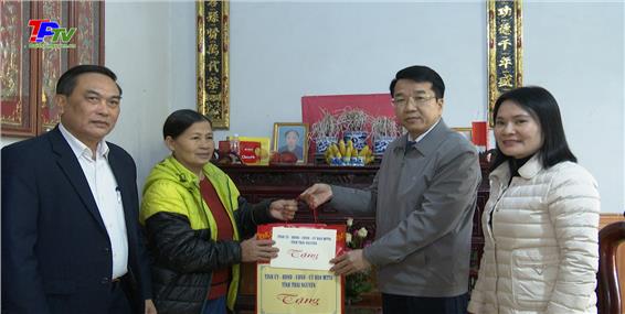 Lãnh đạo tỉnh và thành phố Thái Nguyên tặng quà thân nhân các liệt sỹ TNXP Đại đội 915.