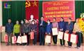 Đồng chí Chủ tịch UBND tỉnh tặng quà hộ nghèo tại xã Phúc Trìu, thành phố Thái Nguyên.
