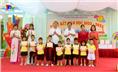 Đồng chí Chủ nhiệm Ủy ban kiểm tra Tỉnh ủy tặng quà 1/6 tại trường Mầm non xã Đồng Liên.