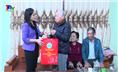 Thăm và tặng quà tết các gia đình chính sách, gia đình có hoàn cảnh khó khăn và đảng viên 75 năm tuổi Đảng tại xã Sơn Cẩm
