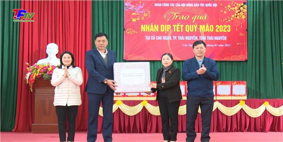 Tặng quà 50 hộ nghèo, cận nghèo và hộ có hoàn cảnh khó khăn là người dân tộc thiểu số