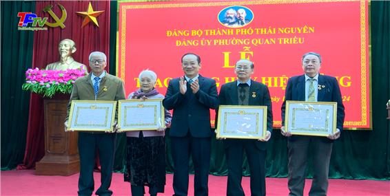 15 đảng viên của Đảng bộ phường Quan Triều được trao huy hiệu Đảng đợt 7/11.