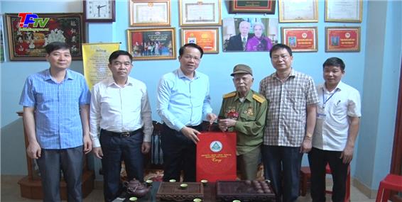 Đồng chí Bí thư Thành ủy Thái Nguyên: Thăm, tặng quà các chiến sĩ Điện Biên phường Phan Đình Phùng.