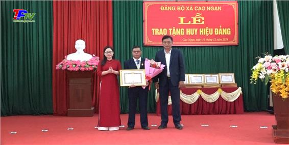 Đảng ủy xã Cao Ngạn: Trao tặng Huy hiệu Đảng đợt 07/11 và tổng kết công tác lãnh đạo thực hiện nhiệm vụ chính trị năm 2024.