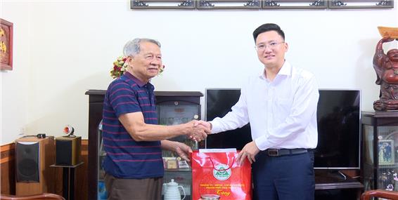 Đồng chí Phó chủ tịch UBND TP. Thái Nguyên thăm, tặng quà gia đình chính sách người có công tiêu biểu là người dân tộc thiểu số.