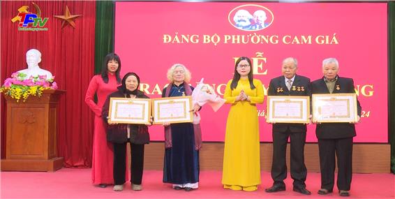 18 đảng viên Đảng bộ phường Cam Giá được trao tặng Huy hiệu Đảng đợt 3/2.