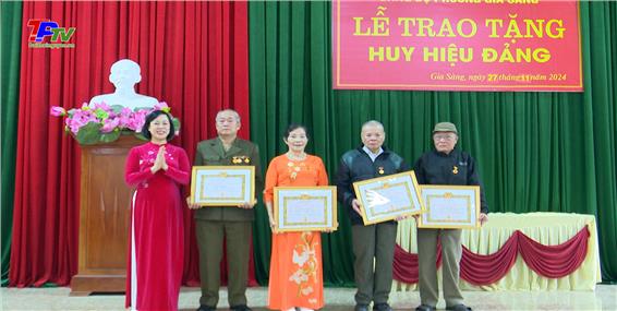 Đảng bộ phường Gia Sàng: Trao tặng 20 Huy hiệu Đảng đợt 7/11.