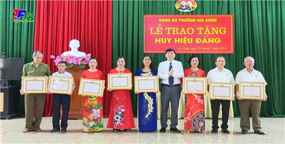 Đảng bộ phường Gia Sàng: Trao tặng huy hiệu Đảng đợt 2/9/2024.