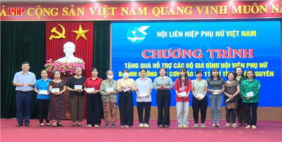 Tặng 150 suất quà cho hội viên phụ nữ có hoàn cảnh khó khăn và trẻ mồ côi.