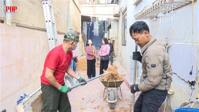 80% hộ dân tổ 2, phường Phan Đình Phùng, tỉnh Thái Nguyên đồng thuận tháo dỡ công trình vi phạm lấn chiếm ảnh hưởng đến tiêu thoát nước.