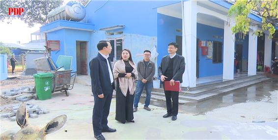 Đồng chí Bí thư Đảng uỷ, Chủ tịch UBND phường Phan Đình Phùng: Kiểm tra tiến độ thực hiện các gói xây dựng cấp bách sửa chữa, xây dựng trường học.