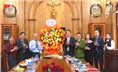 Đồng chí Bí thư Đảng uỷ, Chủ tịch UBND phường Phan Đình Phùng thăm, chúc mừng Giáo xứ Thái Nguyên